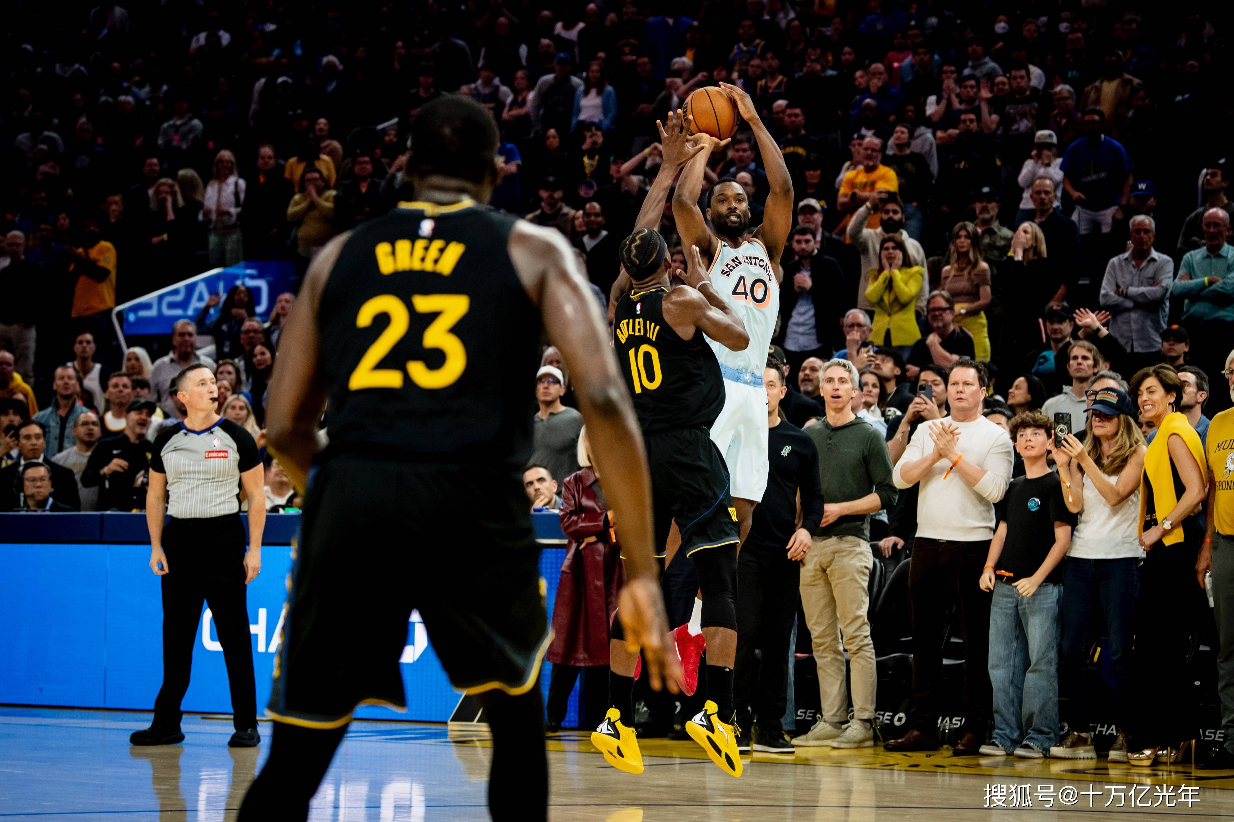 关于圣安东尼奥马刺关键战绝杀压哨，志在NBA常规赛名次提升，管理层满意，团队化学反应显著的信息