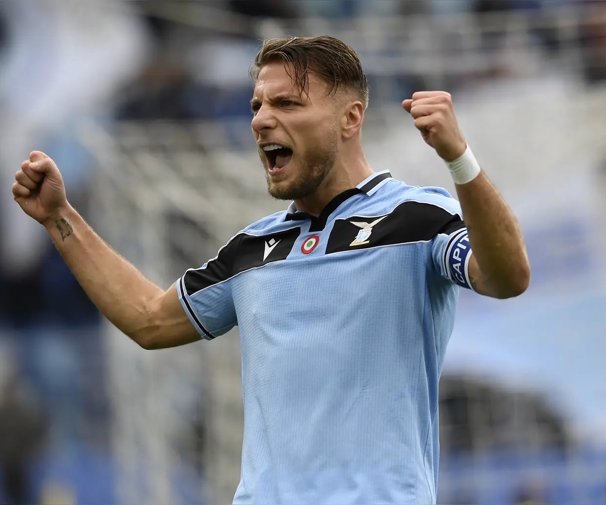 包含阿贾克斯发布备战花絮，清晨临场应变，英超任务艰巨，年轻球员得到机会的词条