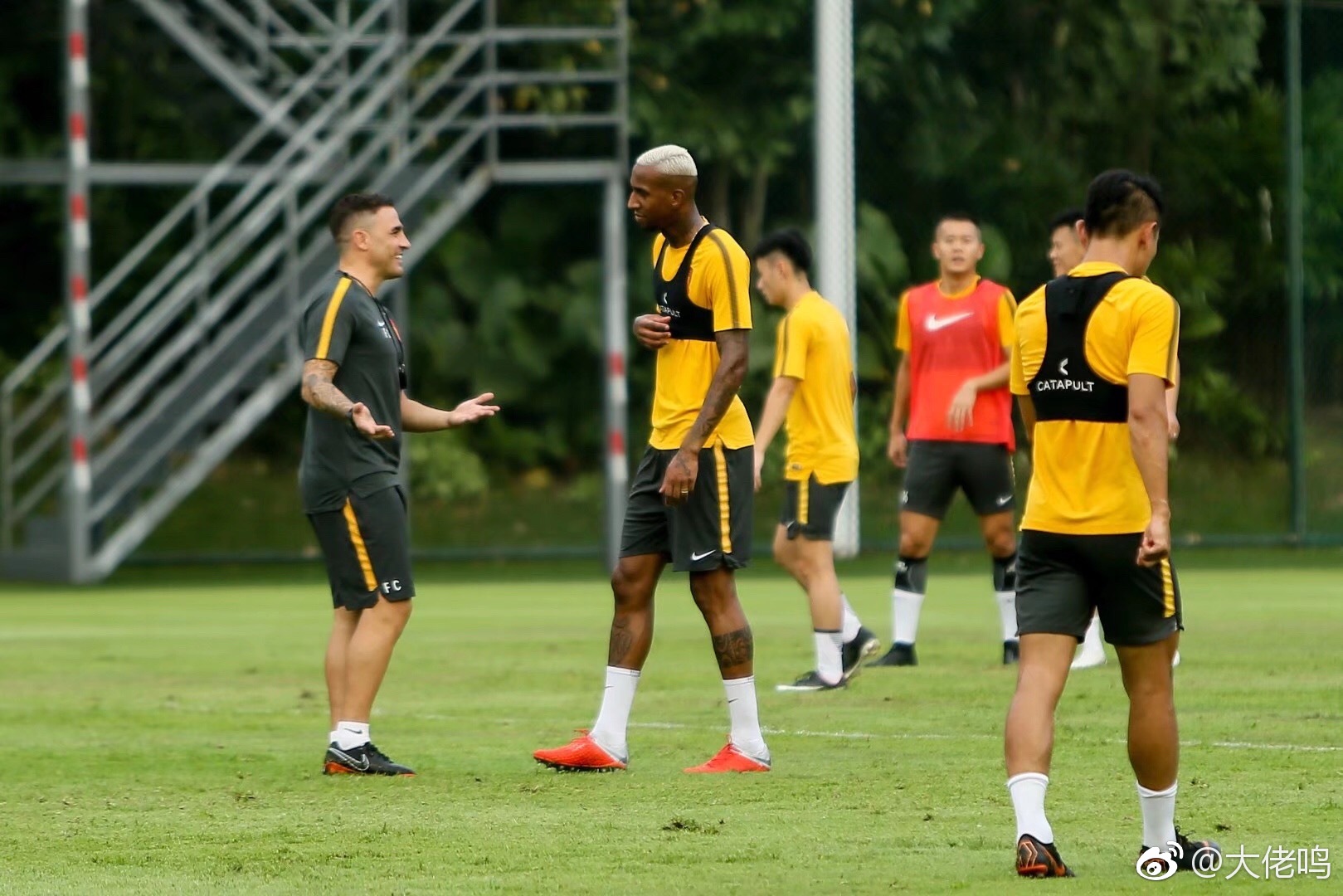 拜仁慕尼黑训练开放日，冲刺阶段官宣签约引欢呼，葡超在即，训练强度明显提升的简单介绍