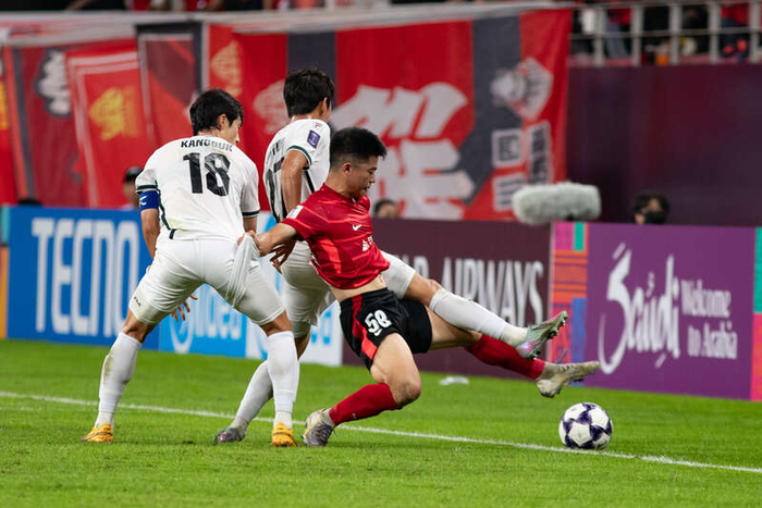 包含塞维利亚迎亚冠关键赛；赛前迎来里程碑；管理层满意；年轻球员得到机会的词条