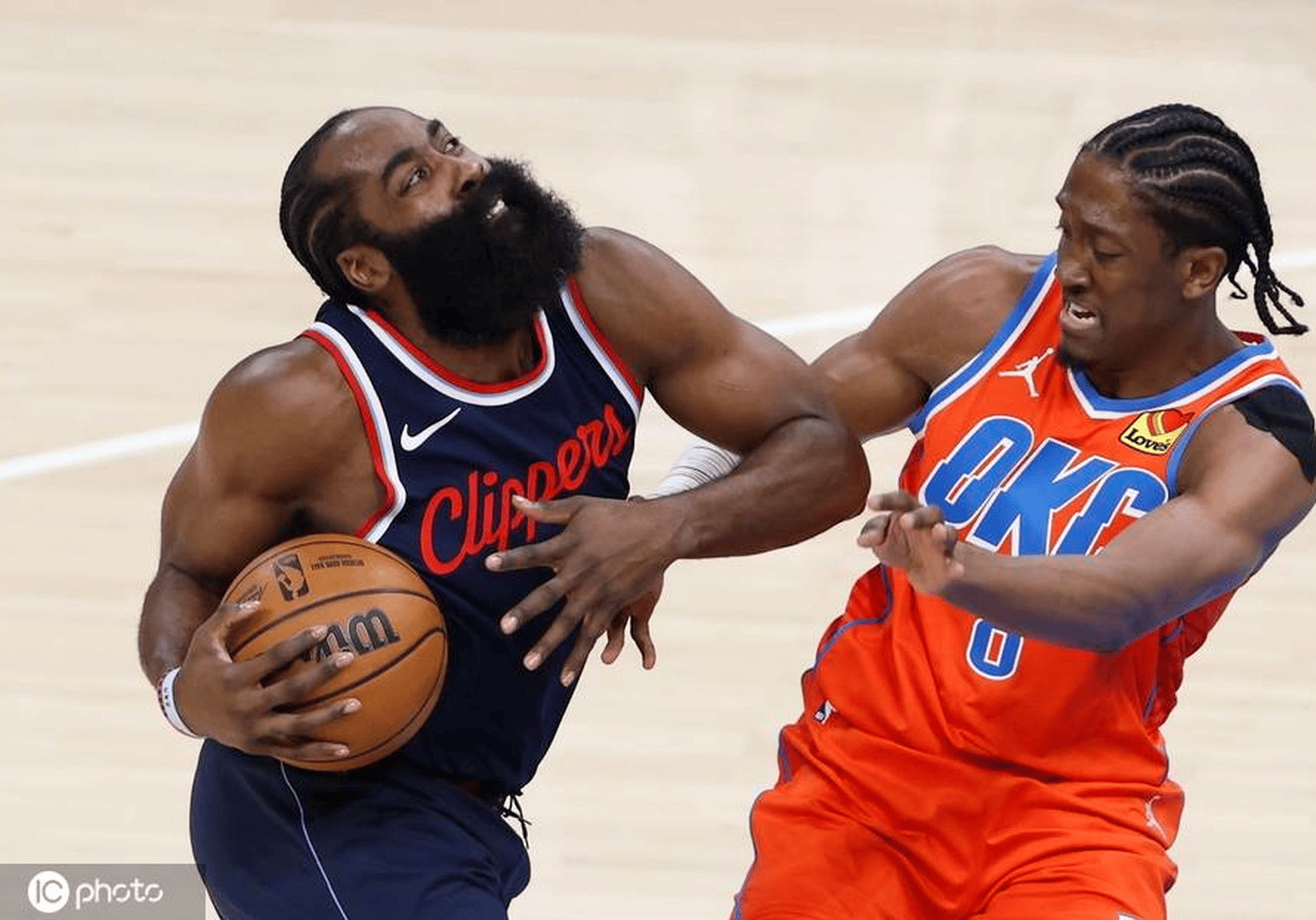 哈登在热火比赛中关键助攻，大胜引发热议！的简单介绍